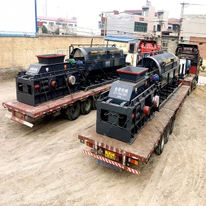 兩臺大型2PG1510鵝卵石破碎機(jī)設(shè)備發(fā)貨圖片