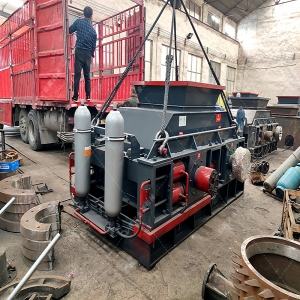 半自動2PG1200x800型液壓對輥破碎機(jī)發(fā)往四川