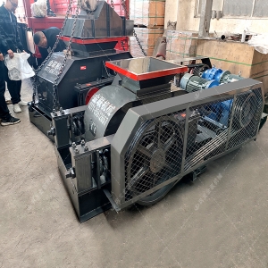 兩臺小型對輥破碎機(jī)發(fā)貨圖片_發(fā)往廣東廣西_破碎石英砂