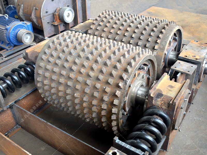 雙齒輥破碎機(jī)性能特點(diǎn)有哪些？是怎么破碎物料的？