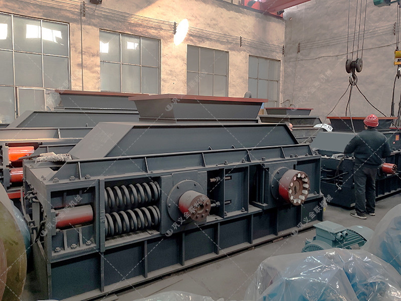 1000x700型全自動液壓對輥制砂機發(fā)貨 1000x700型全自動液壓對輥制砂機發(fā)貨