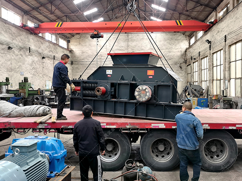 大型半自動(dòng)液壓對(duì)輥破碎機(jī)發(fā)貨 破碎瓜米石 大型半自動(dòng)液壓對(duì)輥破碎機(jī)發(fā)貨 破碎瓜米石