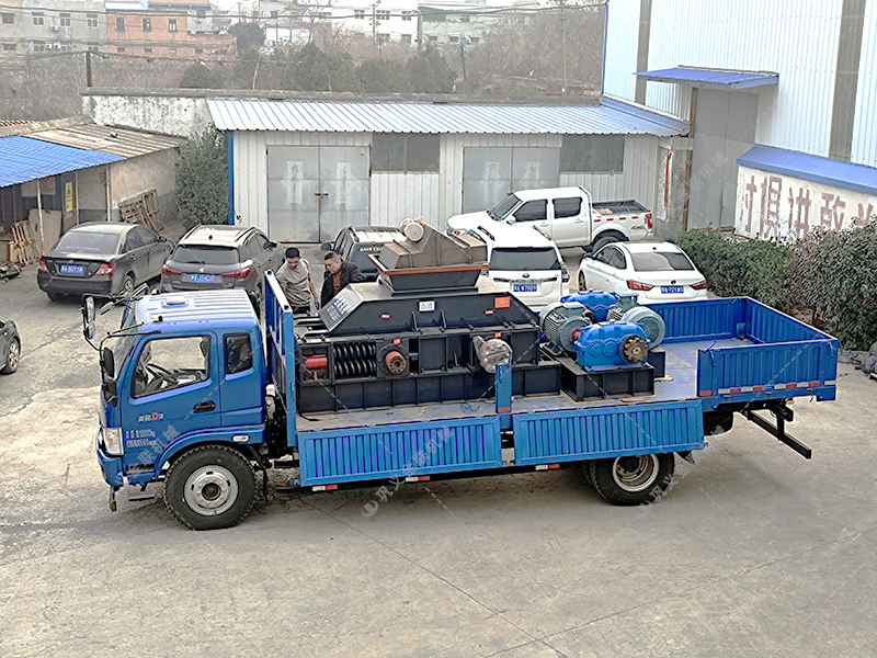 2PG1208大型對輥破碎機(jī)發(fā)貨 破碎瓜子石 2PG1208大型對輥破碎機(jī)發(fā)貨 破碎瓜子石