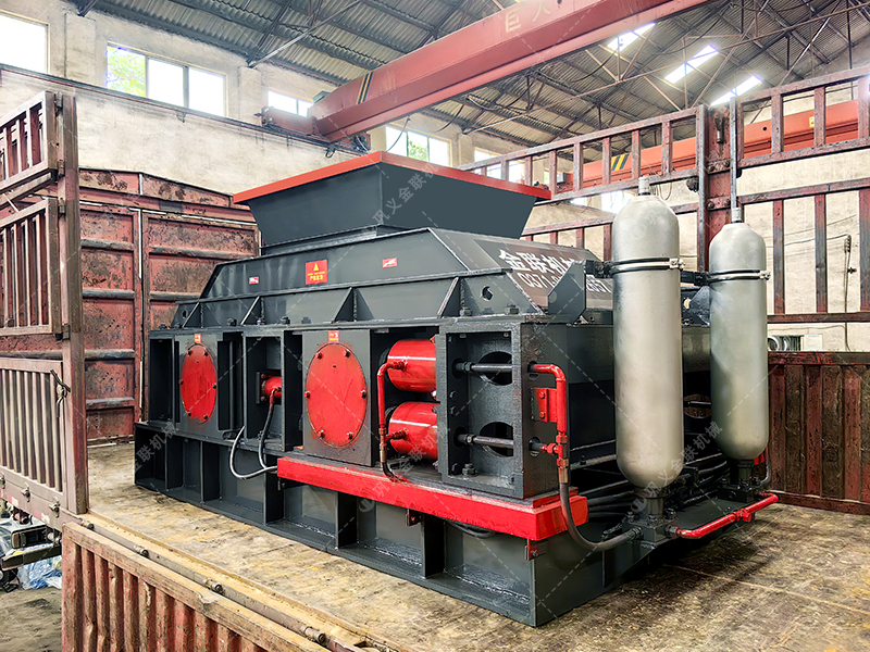 大型液壓對輥制砂機發(fā)貨 2PG1208制砂機發(fā)往山東 大型液壓對輥制砂機發(fā)貨 2PG1208制砂機發(fā)往山東