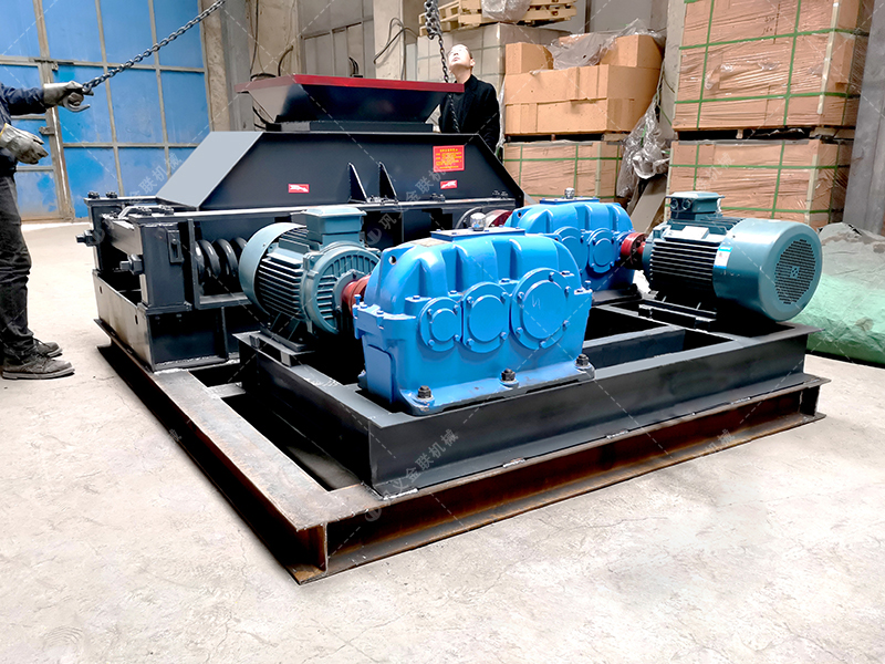 中型半自動(dòng)液壓對輥破碎機(jī)設(shè)備發(fā)貨 發(fā)往河南