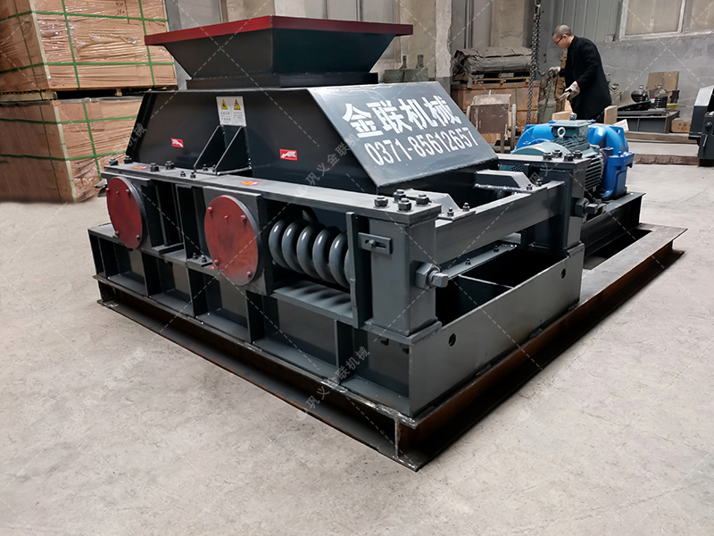 中型半自動(dòng)液壓對輥破碎機(jī)設(shè)備發(fā)貨 發(fā)往河南