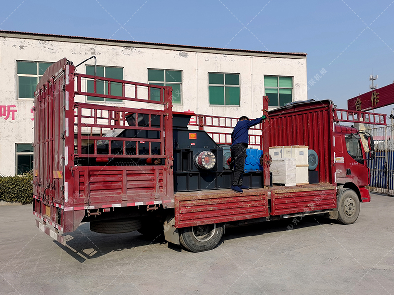 破碎鵝卵石大型鵝卵石破碎機設(shè)備發(fā)貨圖片