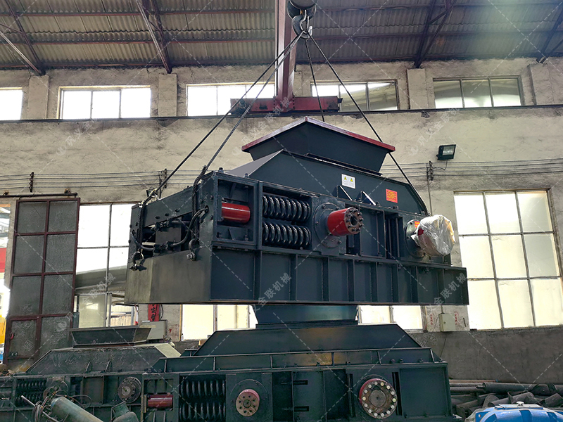 1000x700型直連式液壓對輥制砂機(jī)發(fā)貨圖片 1000x700型直連式液壓對輥制砂機(jī)發(fā)貨圖片