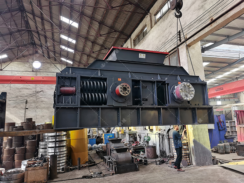 1500x1000型對輥制砂機 大型制砂機發(fā)往內蒙古 1500x1000型對輥制砂機 大型制砂機發(fā)往內蒙古