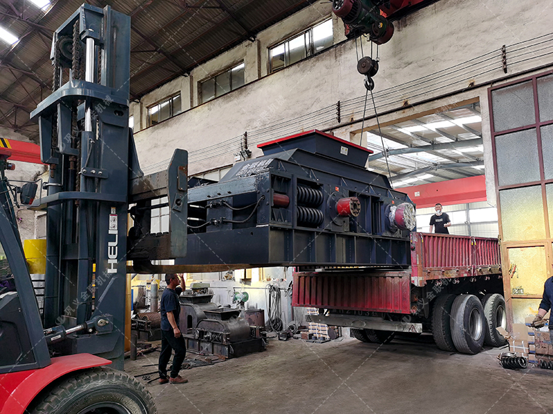 1500x1000型對輥制砂機 大型制砂機發(fā)往內蒙古 1500x1000型對輥制砂機 大型制砂機發(fā)往內蒙古