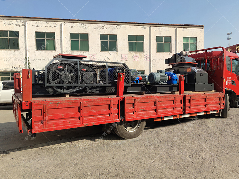 兩臺小型對輥制砂機 610x400組合對輥發(fā)往上海