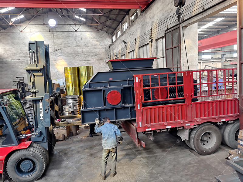 2PG1508半自動(dòng)液壓對輥制砂機(jī)發(fā)貨圖片