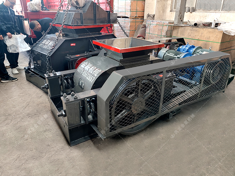 兩臺小型對輥破碎機(jī)發(fā)貨圖片_發(fā)往廣東廣西_破碎石英砂