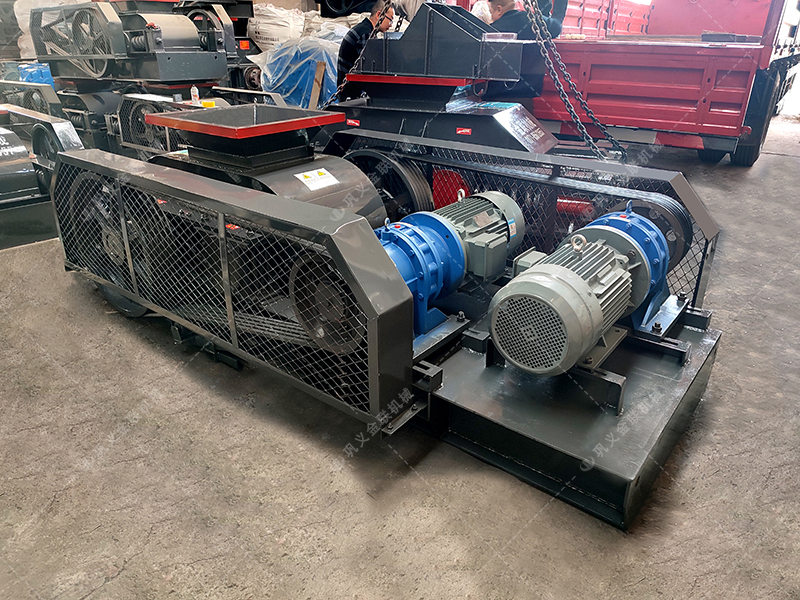 兩臺小型對輥破碎機(jī)發(fā)貨圖片_發(fā)往廣東廣西_破碎石英砂