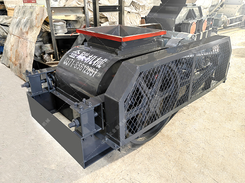 兩臺小型對輥破碎機(jī)發(fā)貨圖片_發(fā)往廣東廣西_破碎石英砂