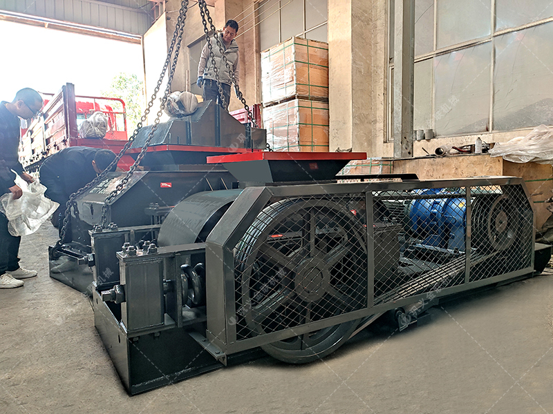 兩臺小型對輥破碎機(jī)發(fā)貨圖片_發(fā)往廣東廣西_破碎石英砂