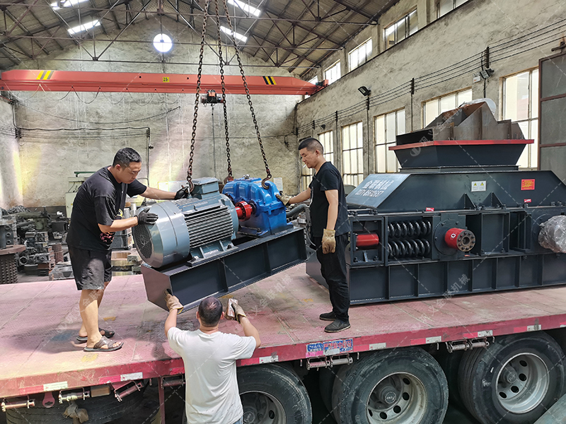 2PG1200X800連軸式對(duì)輥破碎機(jī)發(fā)貨圖片_發(fā)往四川綿陽(yáng)_鵝卵石制砂 2PG1200X800連軸式對(duì)輥破碎機(jī)發(fā)貨圖片_發(fā)往四川綿陽(yáng)_鵝卵石制砂