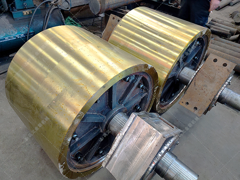 砂廠更換設(shè)備用對(duì)輥破碎機(jī)多少錢一臺(tái)？