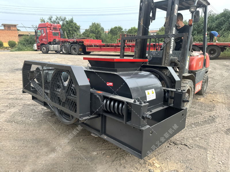 看雙齒輥破碎機(jī)如何將原料 “變廢為寶”，鑄就高利潤顆粒塊